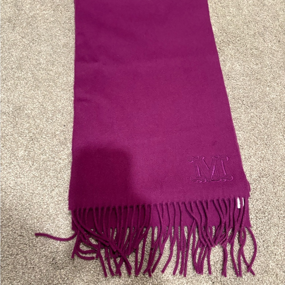 Stunning magenta MaxMara cashmere scarf